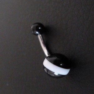 Piercing nombril noir et blanc