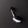 Piercing nombril noir et blanc