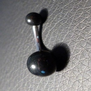 Piercing nombril noir