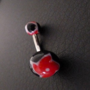 Piercing nombril noir et rouge