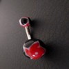 Piercing nombril noir et rouge