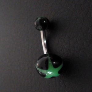 Piercing nombril noir et vert