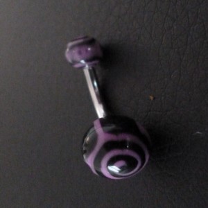Piercing nombril noir et violet