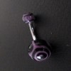 Piercing nombril noir et violet
