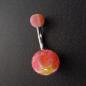 Piercing nombril rose et jaune