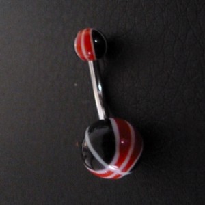 Piercing nombril rouge, noir et blanc