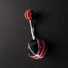 Piercing nombril rouge, noir et blanc