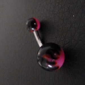 Piercing nombril rose et noir motif : flamme