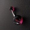 Piercing nombril rose et noir motif : flamme