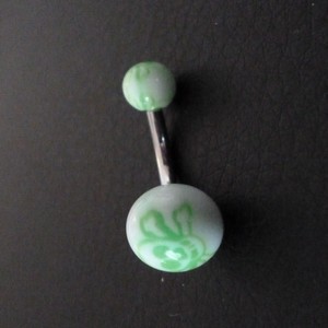 Piercing nombril vert et blanc motif : tête de mort