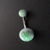 Piercing nombril vert et blanc motif : tête de mort