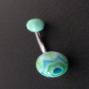 Piercing nombril vert et bleu