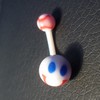 Piercing nombril rouge, bleu et blanc