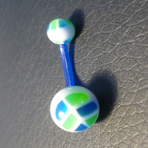 Piercing nombril bleu, vert et blanc