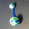 Piercing nombril bleu, vert et blanc