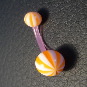Piercing nombril orange et blanc
