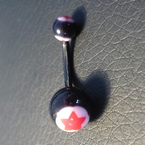 Piercing nombril noir, blanc et rouge
