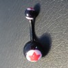 Piercing nombril noir, blanc et rouge