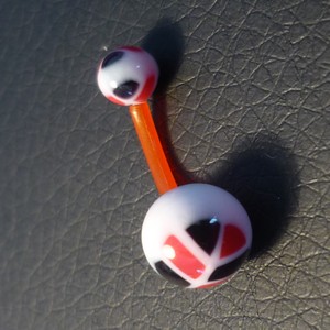 Piercing nombril noir, rouge et blanc