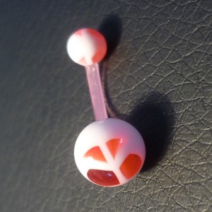 Piercing nombril rouge, orange et blanc