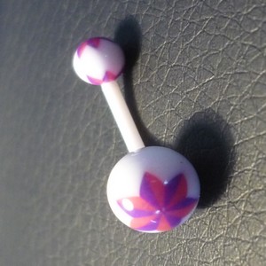 Piercing nombril violet et blanc