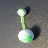 Piercing nombril vert et blanc motif : tête de mort