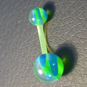 Piercing nombril vert et bleu